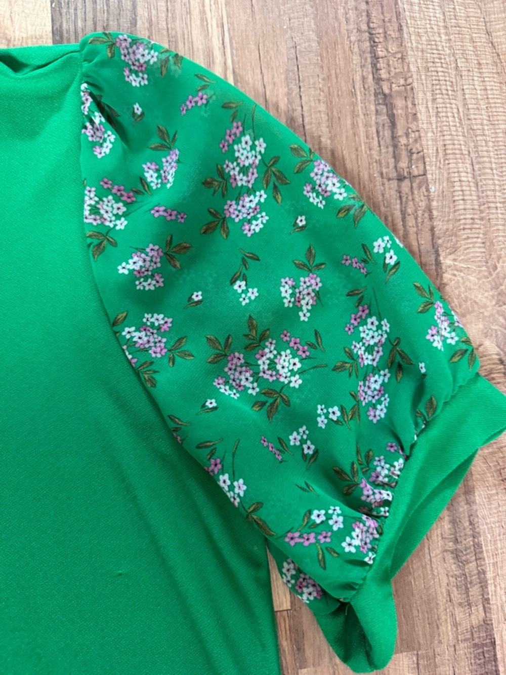 CeCe Vivid Green Crewneck Top - Picture 4 of 7